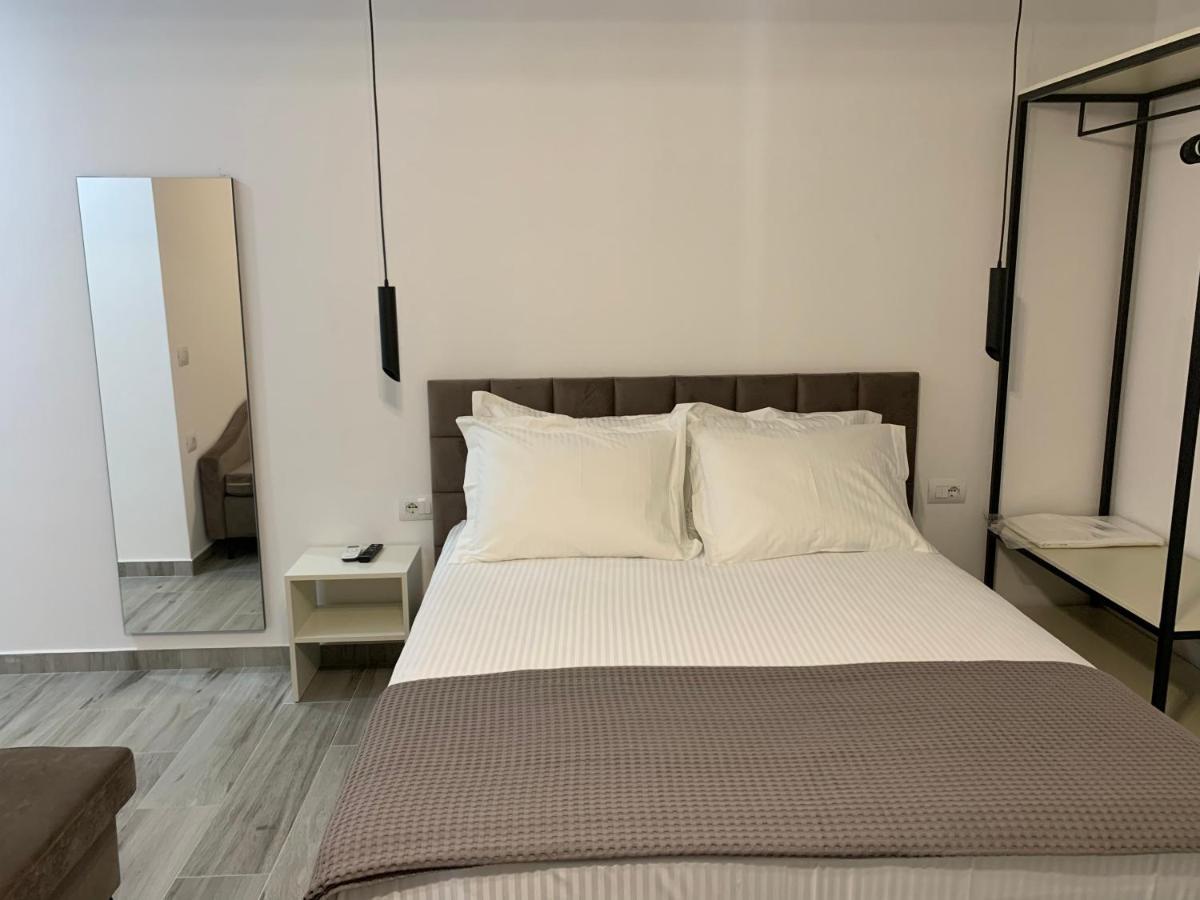 Kekezis Apartments Sarandë エクステリア 写真